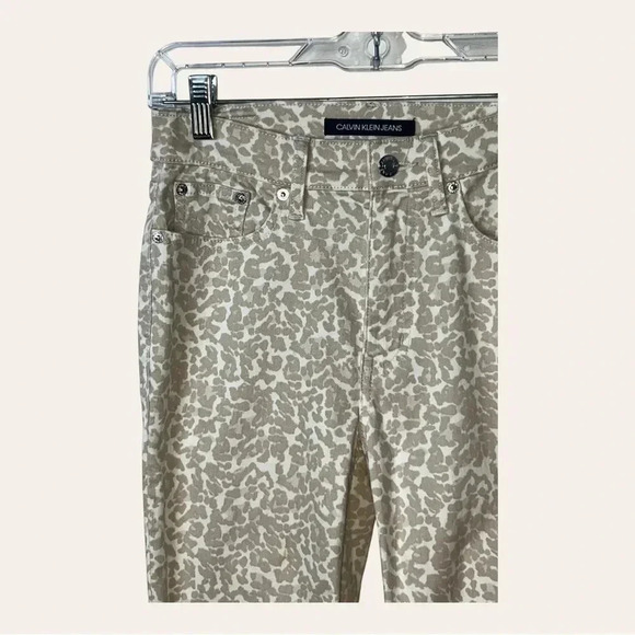 0196W. CALVIN‎ KELIN DENIM JEANS CREAM IN COLOR LEOPARD PRINT SIZE 26 SKINNY FIT - Picture 3 of 10